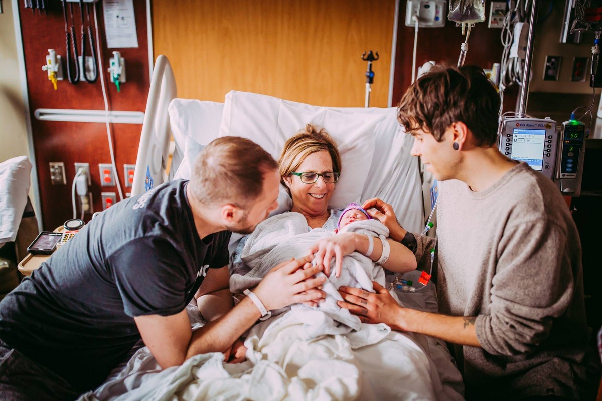 61-ամյա տատիկը ծննդաբերել է իր թոռանը