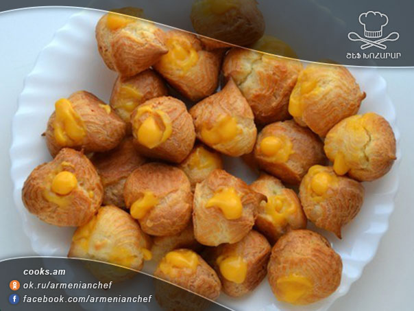 Շատ համեղ և յուրօրինակ տորթ էկլերներով, որը մի քիչ ժամանակատար է, բայց արժե պատրաստել