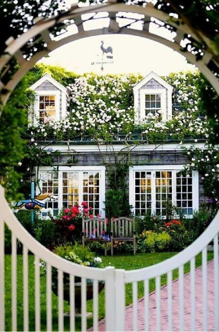 Գեղեցիկ տներ՝ սուզված ծաղիկների ծովում