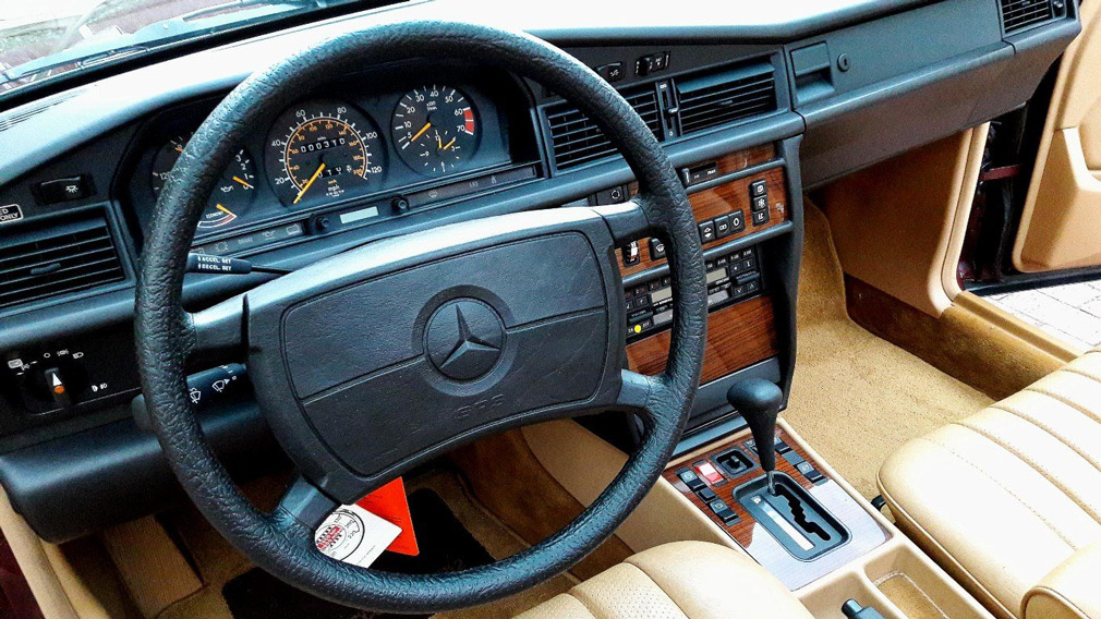 80-ականների արտադրության գրեթե նոր Mercedes-Benz 190E-ն վաճառքի է հանվել. միայն դրա սրահը տեսեք