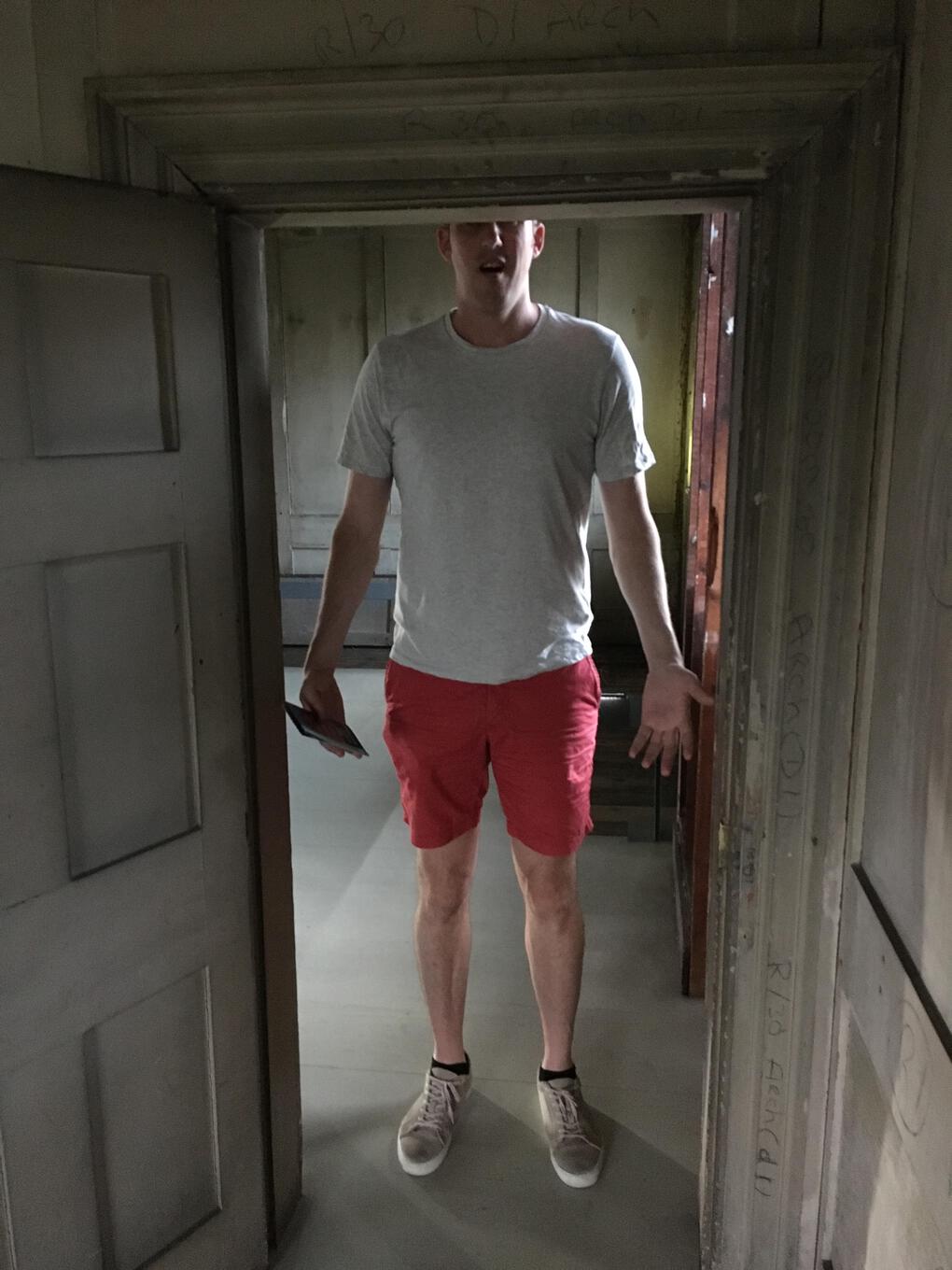 27 լուսանկար, որոնք պատկերում են բարձրահասակ մարդկանց փոքր խնդիրները