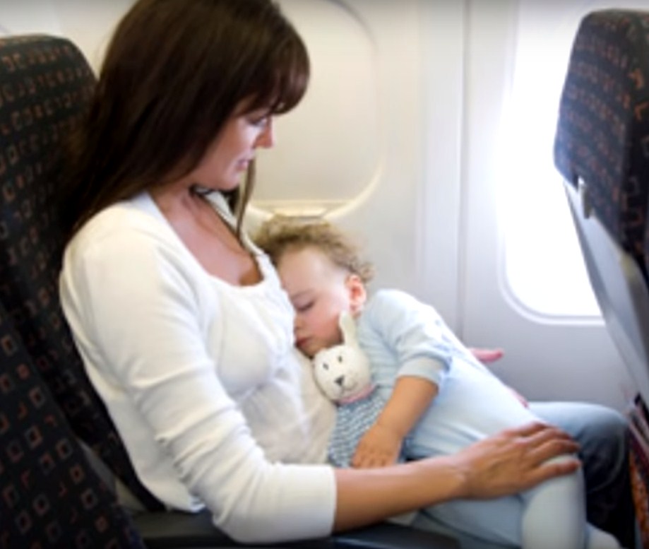 Թռիչքի ժամանակ կինը մոտեցավ ուղևորին։ Բոլորը ապշած էին երբ տեսան թե նա ինչ առաջարկեց