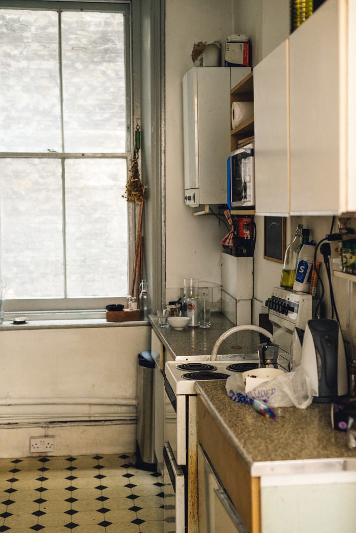 5 սարասփելի բնակարաններ որոնցում ապրում են միայնակ աղջիկներ: Միայն տեսնեք թե ինչ է կատարվում այդ բնակարաններում