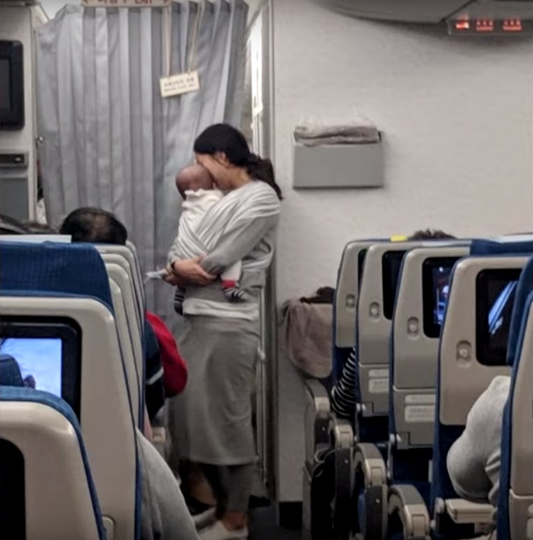 Թռիչքի ժամանակ կինը մոտեցավ ուղևորին։ Բոլորը ապշած էին երբ տեսան թե նա ինչ առաջարկեց