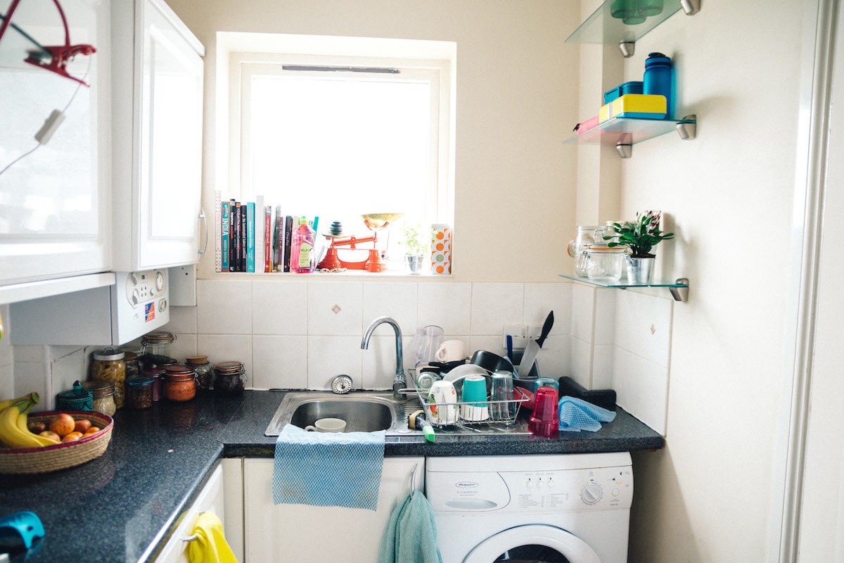 5 սարասփելի բնակարաններ որոնցում ապրում են միայնակ աղջիկներ: Միայն տեսնեք թե ինչ է կատարվում այդ բնակարաններում