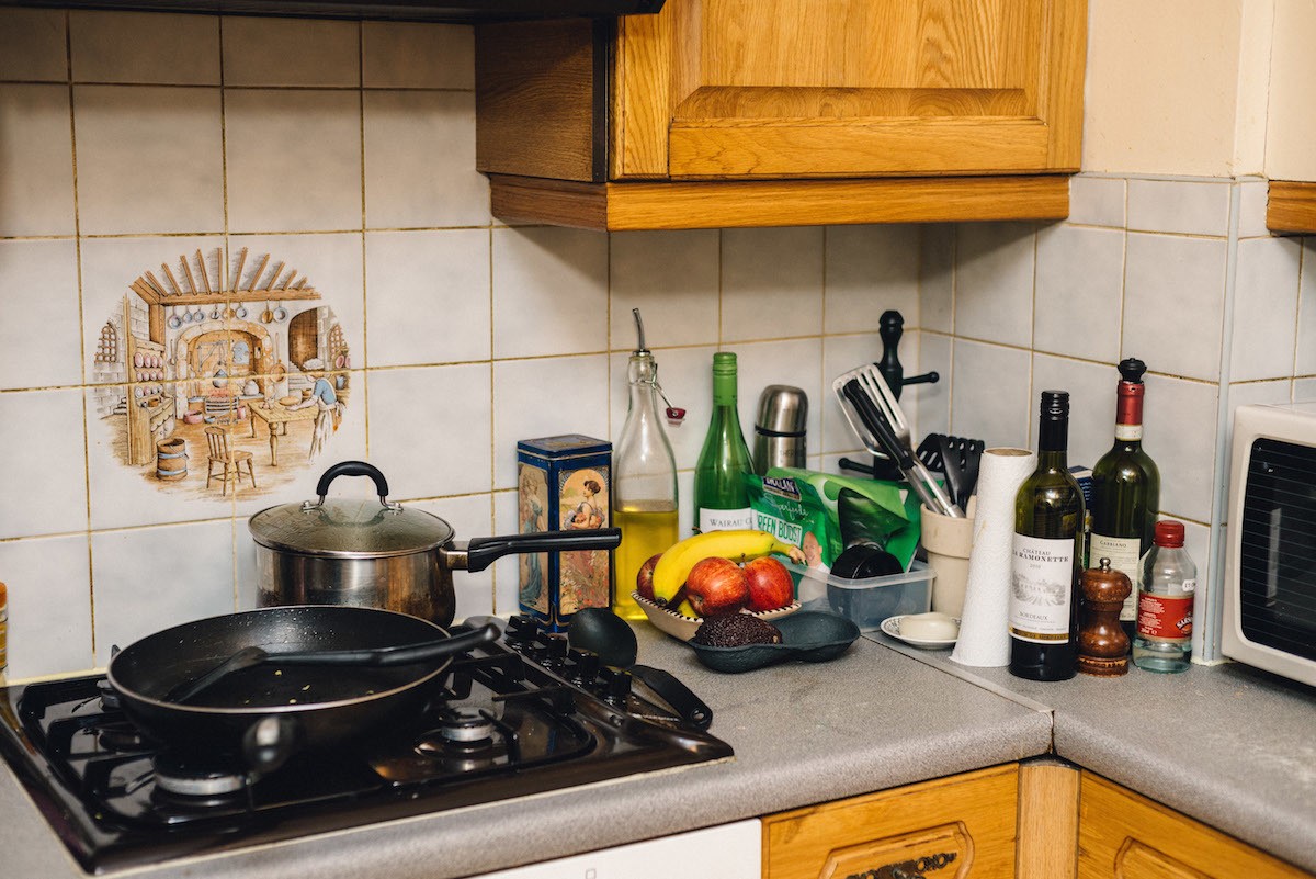 5 սարասփելի բնակարաններ որոնցում ապրում են միայնակ աղջիկներ: Միայն տեսնեք թե ինչ է կատարվում այդ բնակարաններում