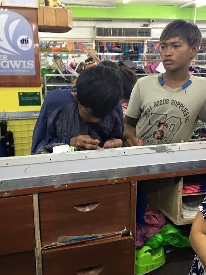 Հայրը որոշեց որդու համար գնել նոր կոշիկներ և մինչև արցունքները կարողացավ հուզել համացանցի օգտատերերին