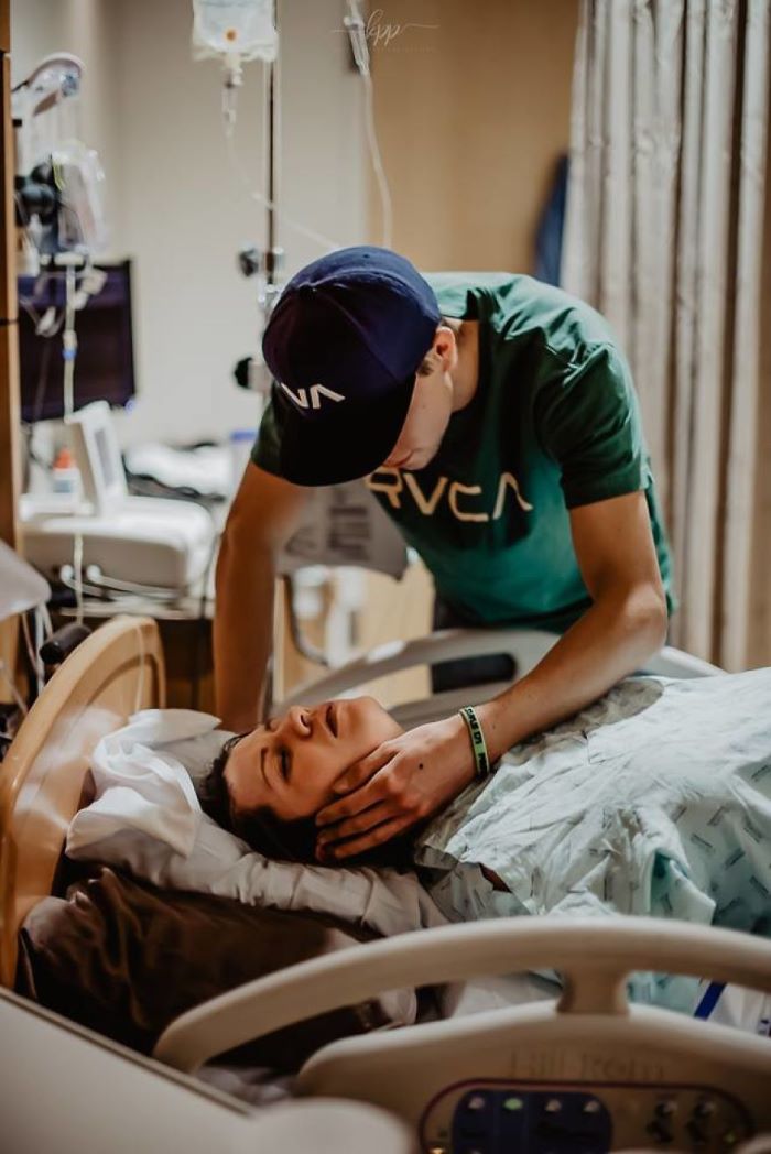 15 զգացմունքային լուսանկար ամուսինների մասին, որոնք ներկա են գտնվել իրենց երեխայի ծնունդին