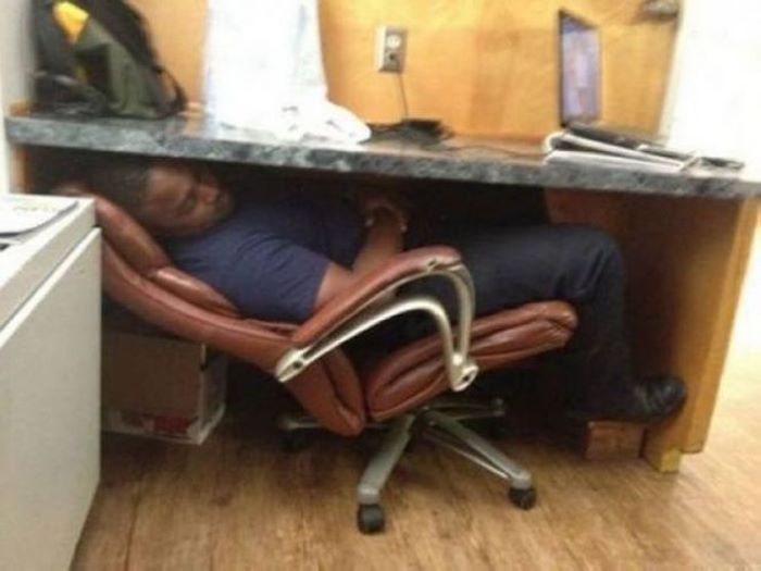 Իսկ դուք կարո՞ղ եք այսպես: Ցանկացած պայմաններում քնել կարողանալու տաղանդ ունեցող մարդկանց 20 զվարճալի լուսանկարներ։