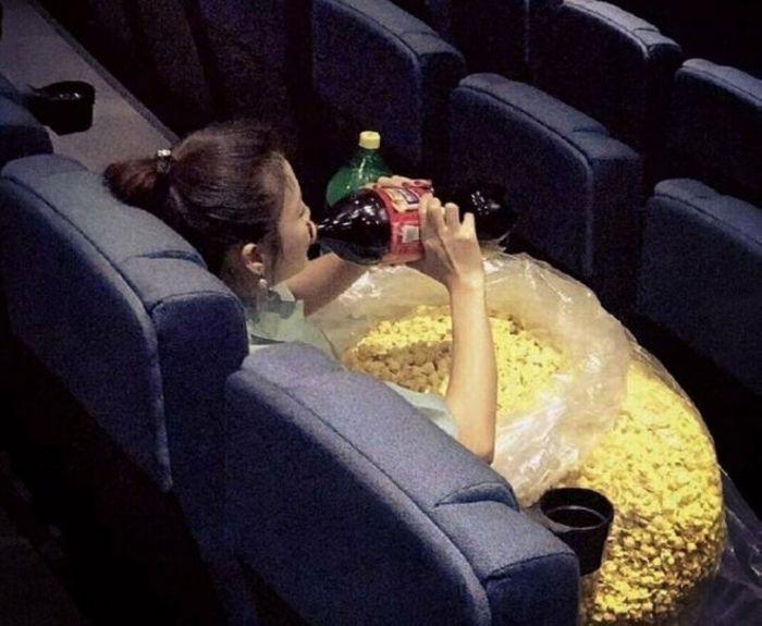 25 աղջիկներ, ովքեր չեն լսել բարդությունների մասին և ապրում են իրենց կանոններով