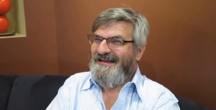 Կինը զգում էր իրեն ինչպես մոխրագույն մի մուկ: Մի անգամ պրոֆեսիոնալի մոտ գնալուց հետո, նա վերադարձավ ինչպես գեղեցկուհի
