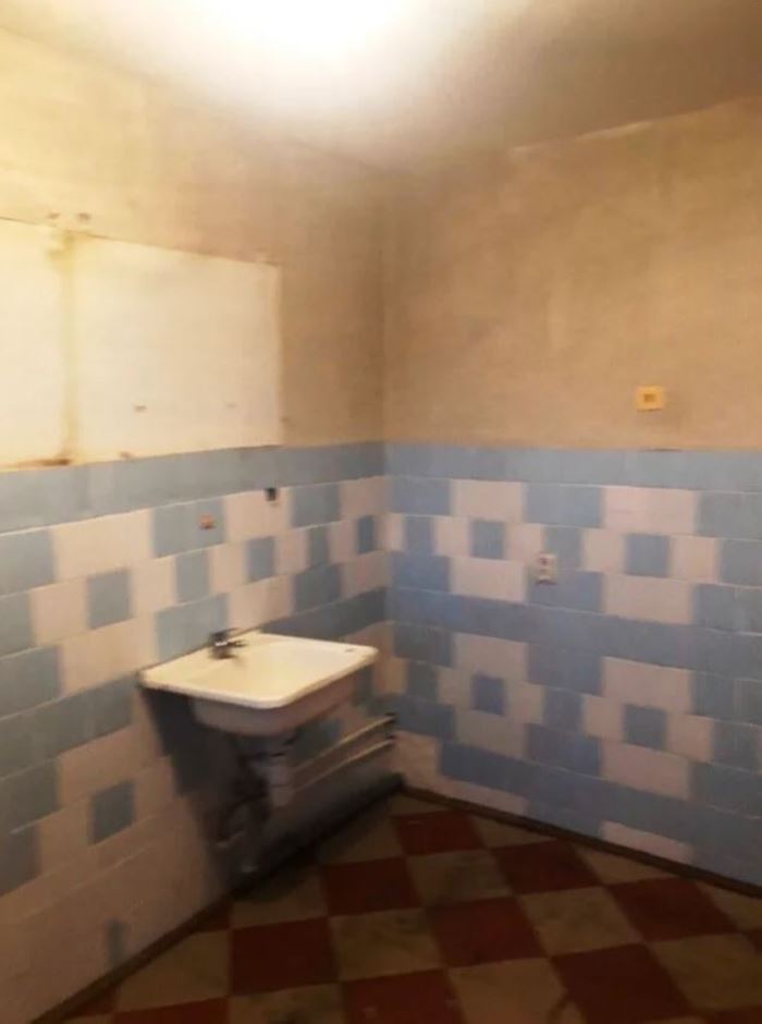 Ամուսինը, ի ուրախություն իր կնոջ, փոքր գումարով բնակարանում կատարեց համեստ վերանորոգում