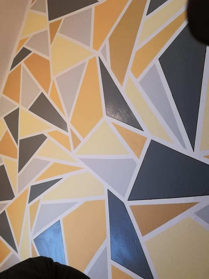 Դեռահաս աղջիկը պատռեց սենյակի պատի պաստառները` որոշելով ինքնուրույն վերանորոգել այն