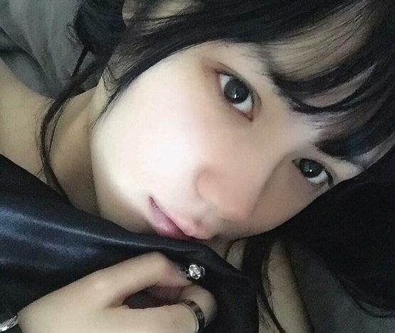 «Տիկնիկը շնչո՞ւմ է». Ճենապակյա մաշկ ունեցող աղջիկը ոչ միայն իրեն ցույց տվեց առանց դիմահարդարման, այլև իր մոր լուսանկարը` սպացուցելու, որ իր տեսքը բնության հրաշալի նվեր է