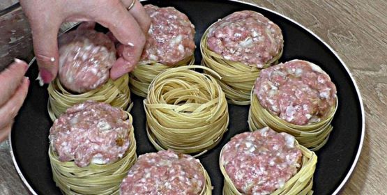 Մակարոնից բներ աղացած մսով. Ի՞նչը կարող է լինել ավելի պարզ և օրիգինալ ճաշի համար