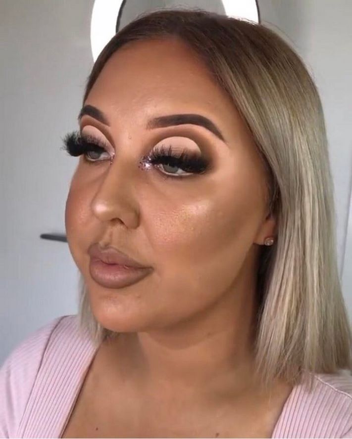 20 աղջիկներ, ովքեր ցանկանում էին նորաձև դիմահարդարում, բայց դիմահարդարը վերցրեց այն և թույլ տվեց այն