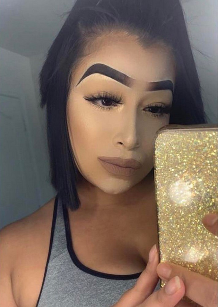 20 աղջիկներ, ովքեր ցանկանում էին նորաձև դիմահարդարում, բայց դիմահարդարը վերցրեց այն և թույլ տվեց այն