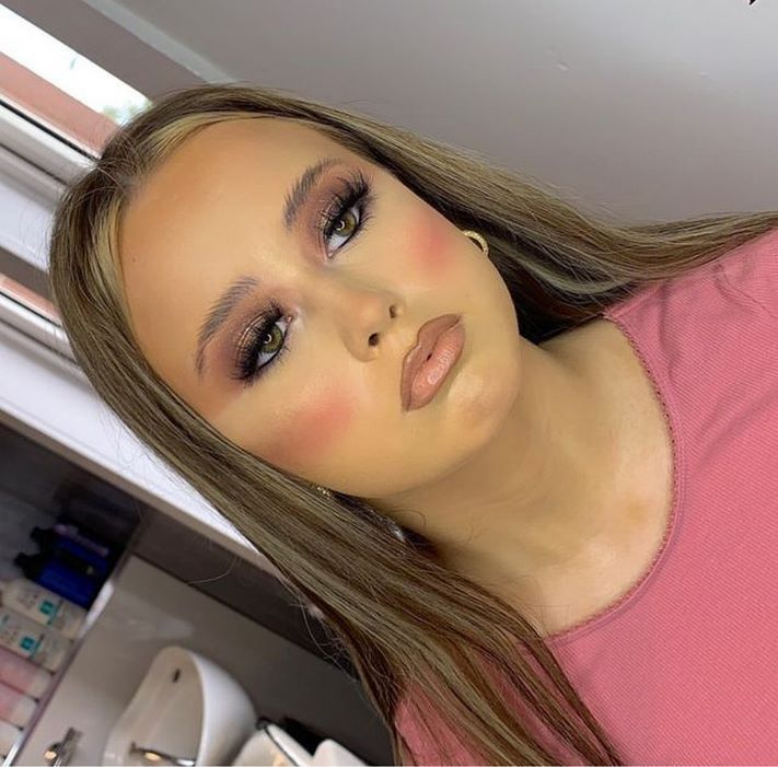 20 աղջիկներ, ովքեր ցանկանում էին նորաձև դիմահարդարում, բայց դիմահարդարը վերցրեց այն և թույլ տվեց այն