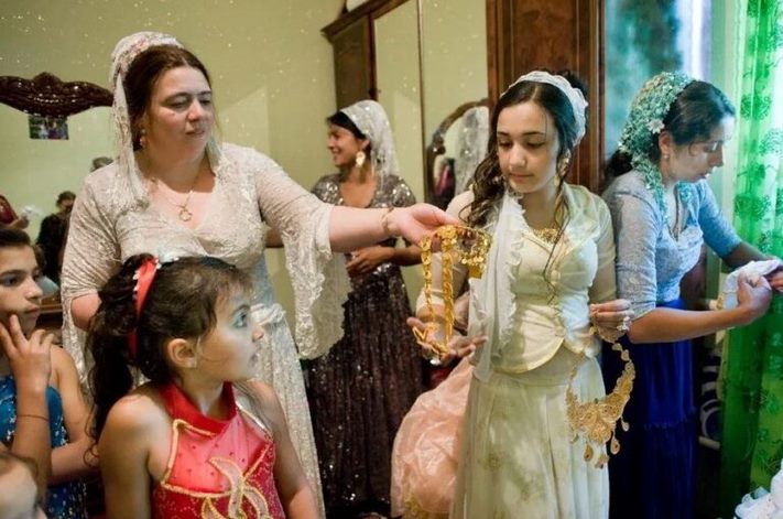 Իսկ հարսանիքը երգո՛ւմ ու պարո՛ւմ էր։ Գնչու հարսնացուների և նրանց ընտրյալների ցնցող ու տպավորիչ նկարները