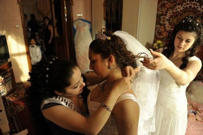 Իսկ հարսանիքը երգո՛ւմ ու պարո՛ւմ էր։ Գնչու հարսնացուների և նրանց ընտրյալների ցնցող ու տպավորիչ նկարները