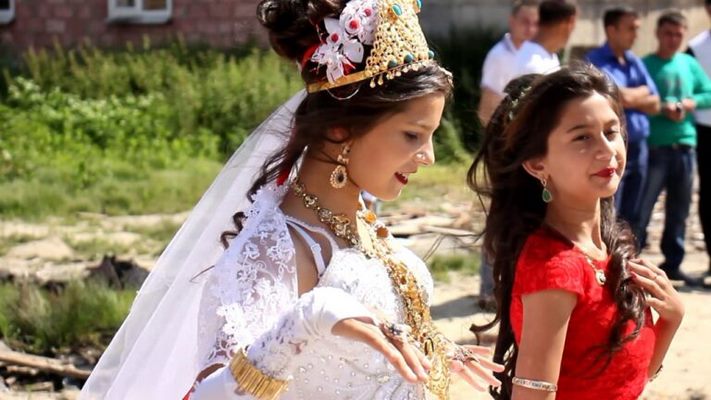 Իսկ հարսանիքը երգո՛ւմ ու պարո՛ւմ էր։ Գնչու հարսնացուների և նրանց ընտրյալների ցնցող ու տպավորիչ նկարները