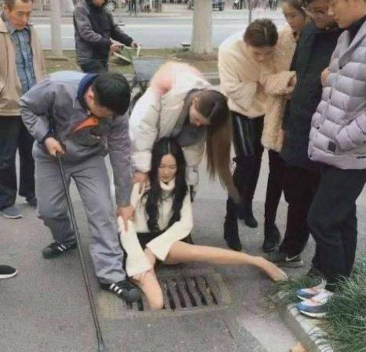 Կանանց հիմարության 25 օրինակ, որոնց պատճառով աղջիկները մխրճվել են անսպասելի վայրերում և տհաճ դիրքերում