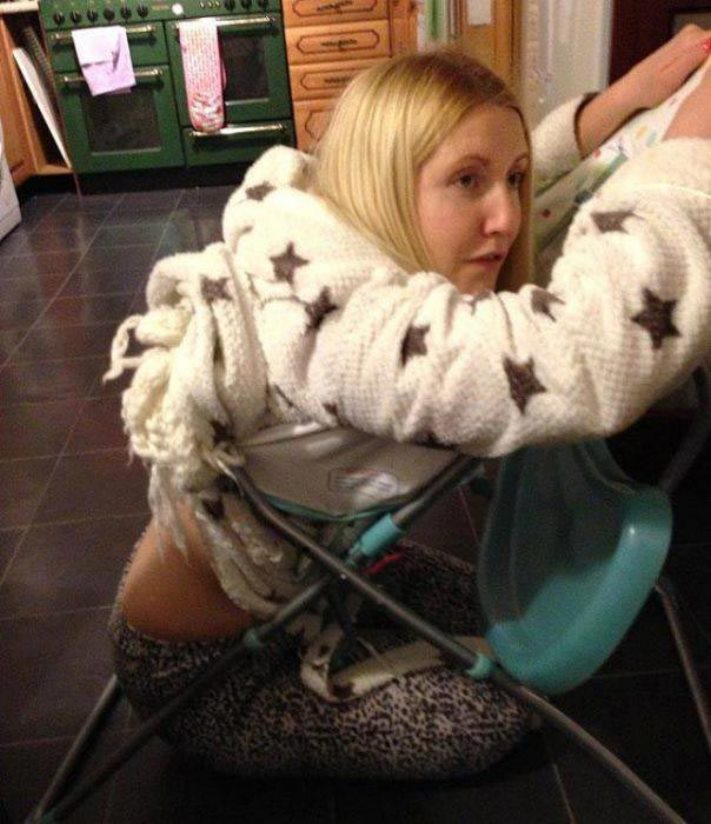 Կանանց հիմարության 25 օրինակ, որոնց պատճառով աղջիկները մխրճվել են անսպասելի վայրերում և տհաճ դիրքերում