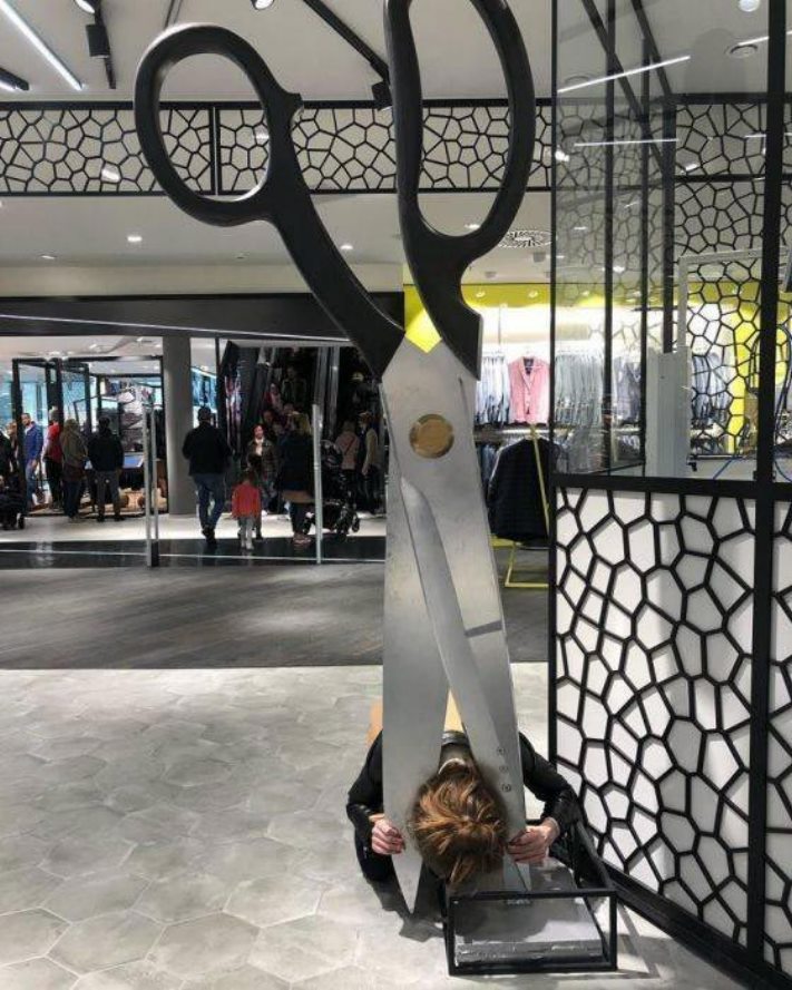 Կանանց հիմարության 25 օրինակ, որոնց պատճառով աղջիկները մխրճվել են անսպասելի վայրերում և տհաճ դիրքերում