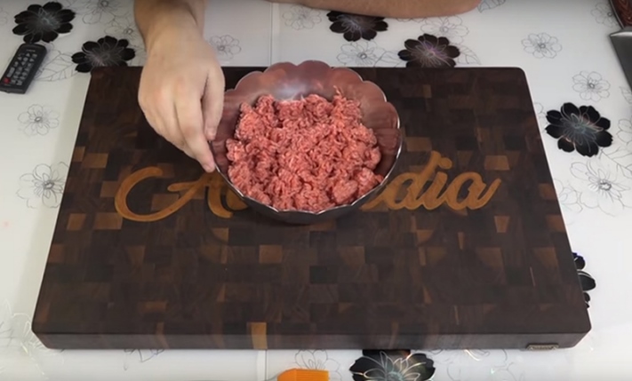 Նա 4 պինդ խաշած ձու է դնում հենց ֆարշով բարձի վրա&hellip; արդյո՞ւնքը. կարկանդակների կարկանդակ