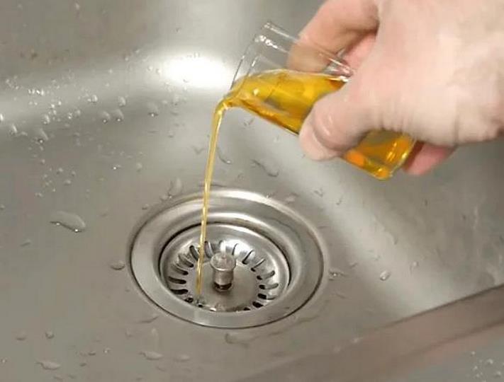 Ինչու է իմ հարևանը արևածաղկի ձեթ լցնում լվացարանի մեջ