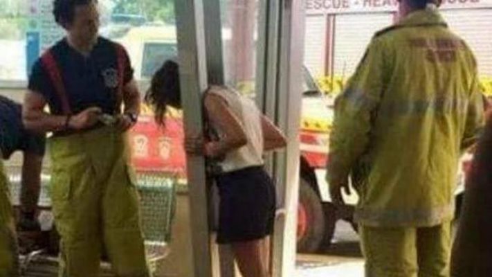 Կանանց հիմարության 25 օրինակ, որոնց պատճառով աղջիկները մխրճվել են անսպասելի վայրերում և տհաճ դիրքերում