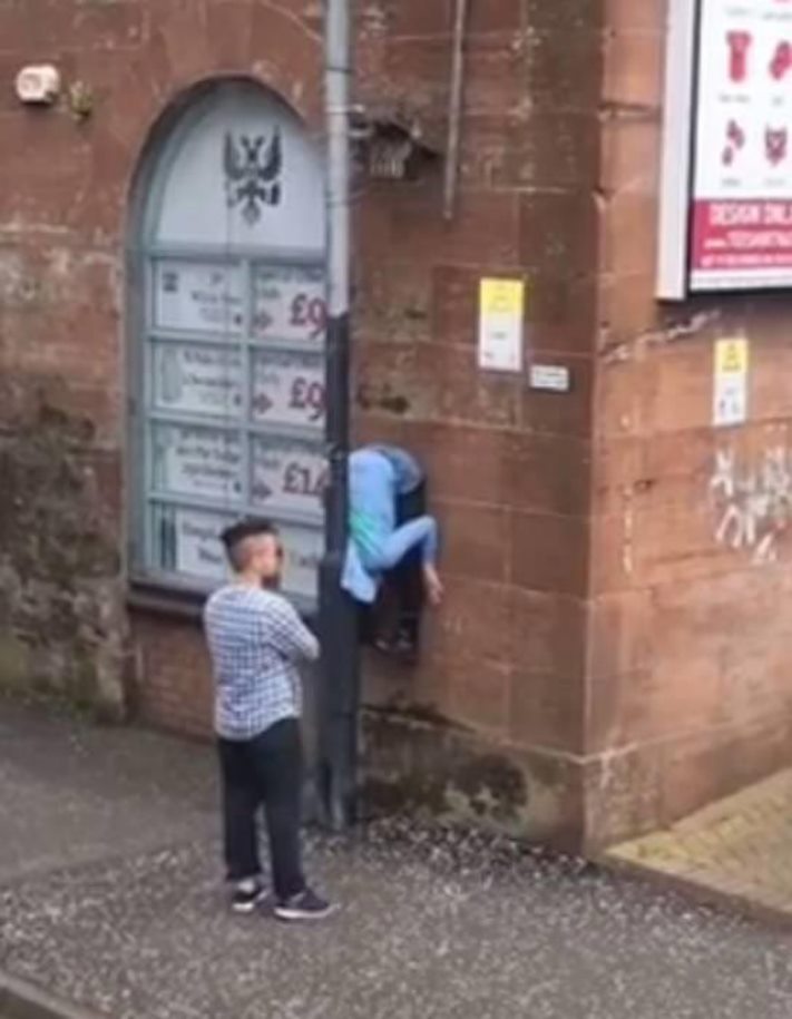 Կանանց հիմարության 25 օրինակ, որոնց պատճառով աղջիկները մխրճվել են անսպասելի վայրերում և տհաճ դիրքերում