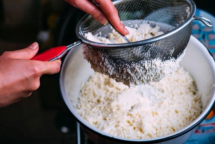 Ինչպես թխել կաթնաշոռով և նուշով թխվածքաբլիթներ