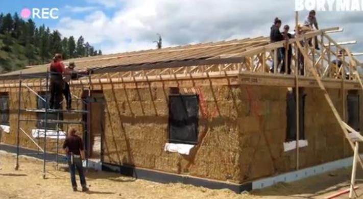 Երբ ընտանիքը որոշեց ծղոտից տուն կառուցել, հարևանները միայն ծիծաղեցին նրանց վրա