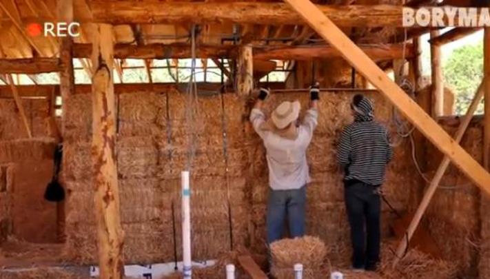 Երբ ընտանիքը որոշեց ծղոտից տուն կառուցել, հարևանները միայն ծիծաղեցին նրանց վրա