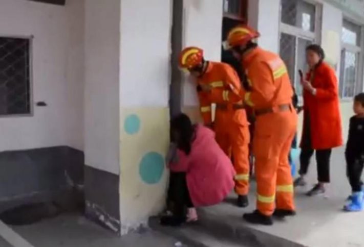 Կանանց հիմարության 25 օրինակ, որոնց պատճառով աղջիկները մխրճվել են անսպասելի վայրերում և տհաճ դիրքերում