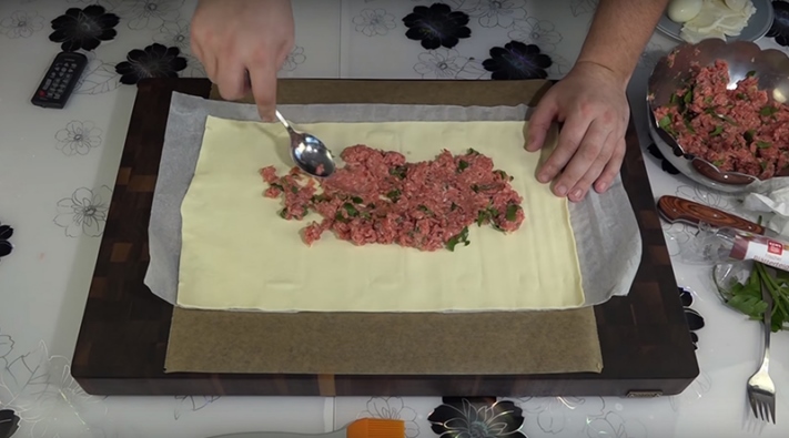 Նա 4 պինդ խաշած ձու է դնում հենց ֆարշով բարձի վրա&hellip; արդյո՞ւնքը. կարկանդակների կարկանդակ