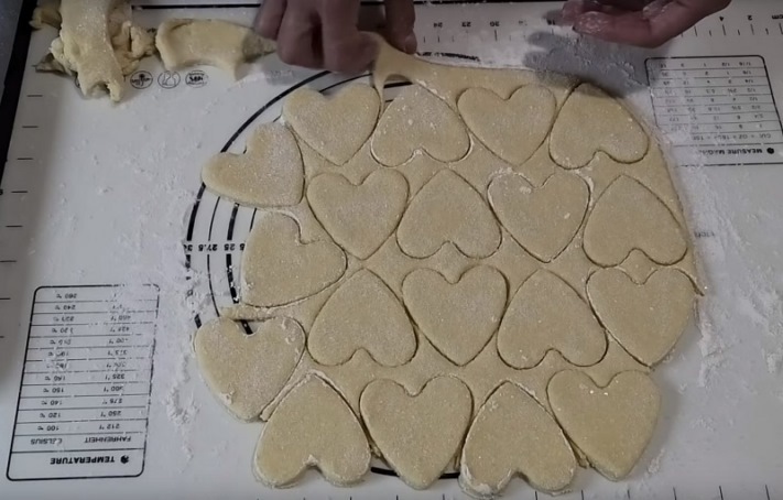 Ինչպես թխել կաթնաշոռով և նուշով թխվածքաբլիթներ