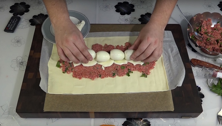 Նա 4 պինդ խաշած ձու է դնում հենց ֆարշով բարձի վրա&hellip; արդյո՞ւնքը. կարկանդակների կարկանդակ