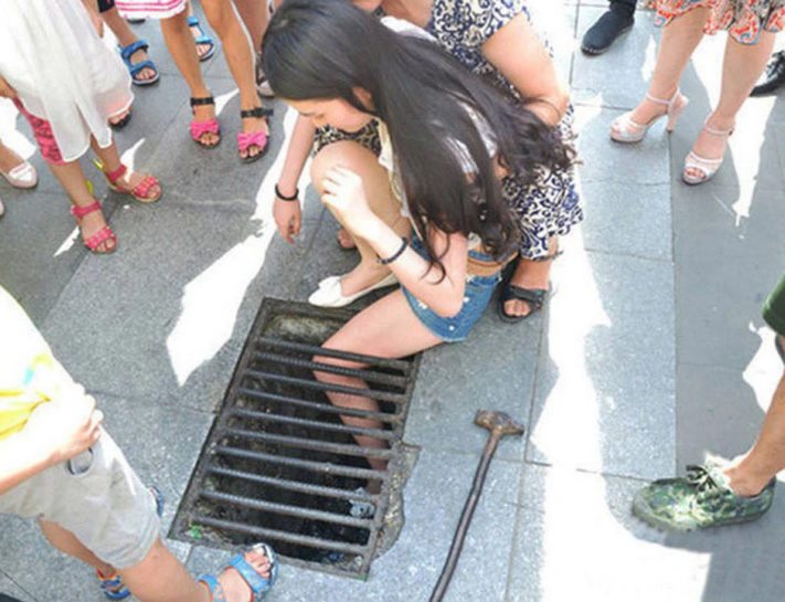 Կանանց հիմարության 25 օրինակ, որոնց պատճառով աղջիկները մխրճվել են անսպասելի վայրերում և տհաճ դիրքերում