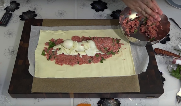 Նա 4 պինդ խաշած ձու է դնում հենց ֆարշով բարձի վրա&hellip; արդյո՞ւնքը. կարկանդակների կարկանդակ