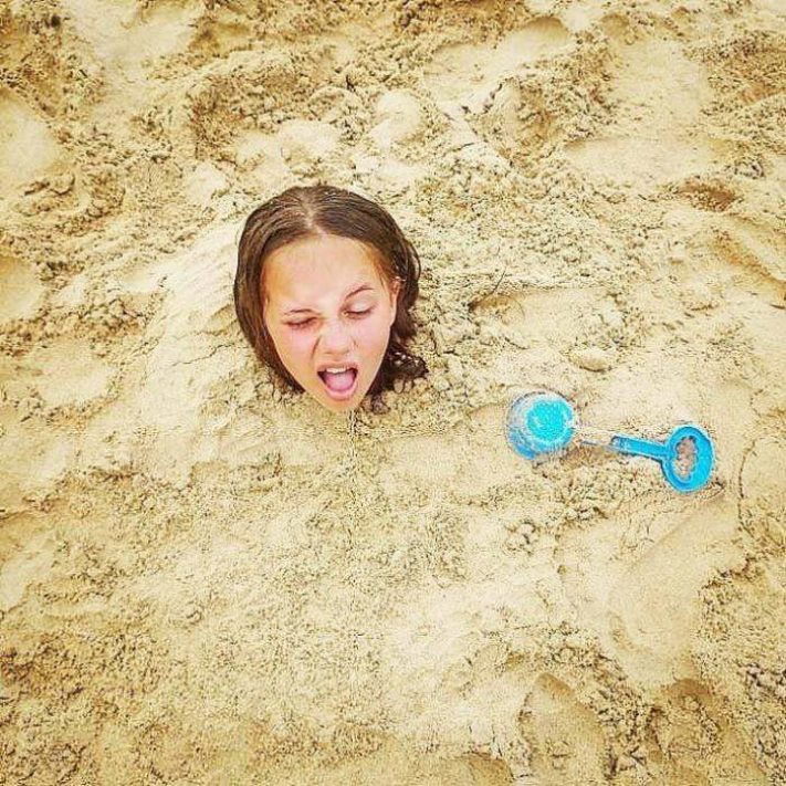 Կանանց հիմարության 25 օրինակ, որոնց պատճառով աղջիկները մխրճվել են անսպասելի վայրերում և տհաճ դիրքերում