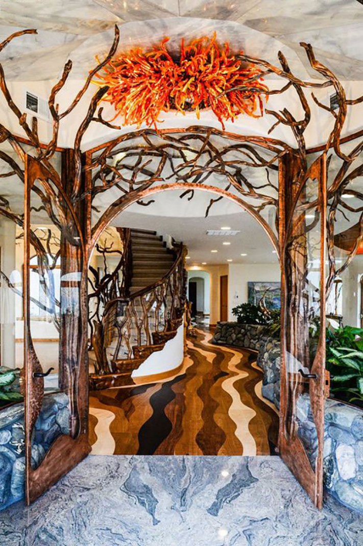 Առաջին հայացքից սա սովորական տուն է. միայն ներս մտնելուց հետո կհասկանաք, թե ինչու այն 7,6 միլիոն դոլար արժե