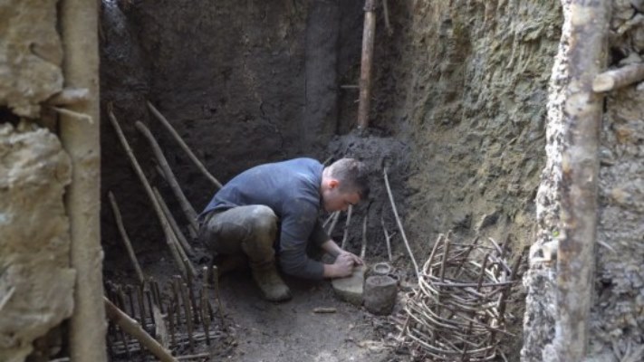 Ուսանողը որոշեց մեկ տարի ապրել որպես քարե դարի մարդ և իր համար տուն կառուցեց