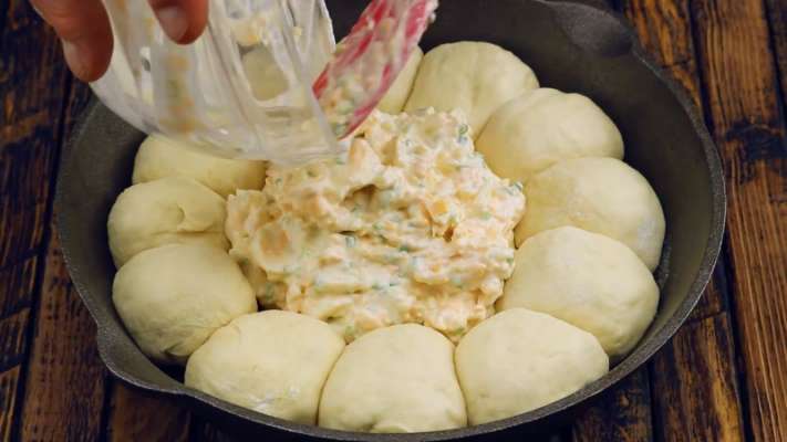 Պանրով և գարեջրով շոռակարկանդակ. կտրում ենք ծայրերը և թաթախում կենտրոնում. անմահական համ ունի