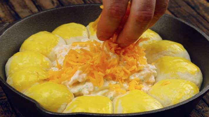 Պանրով և գարեջրով շոռակարկանդակ. կտրում ենք ծայրերը և թաթախում կենտրոնում. անմահական համ ունի