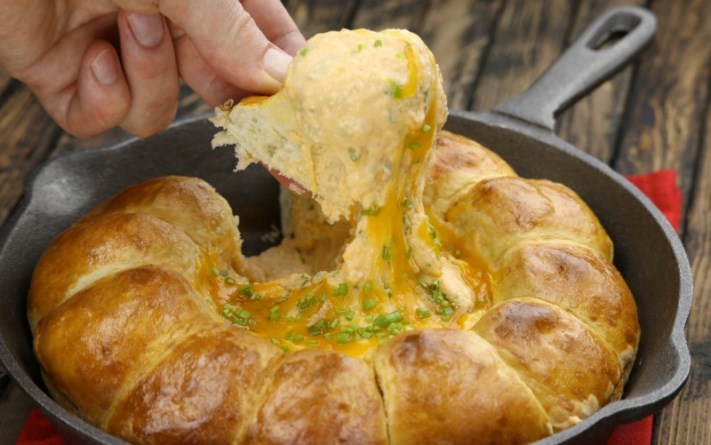 Պանրով և գարեջրով շոռակարկանդակ. կտրում ենք ծայրերը և թաթախում կենտրոնում. անմահական համ ունի