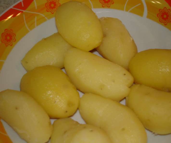 Աղջիկը խաշած կարտոֆիլը կեղևազրկեց ու տեսեք, թե ինչ համեղ ուտեստ պատրաստեց դրանով