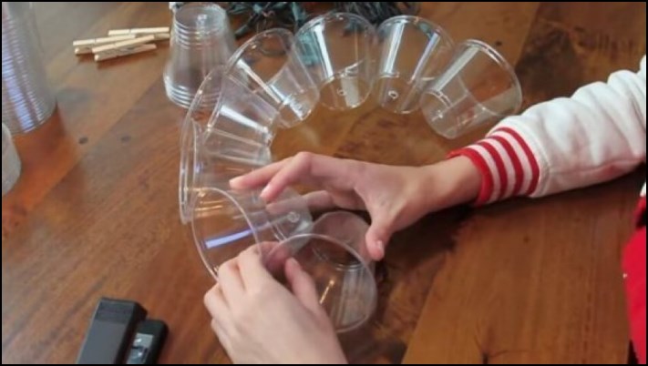 Նա սկսեց իրար կպցնել պլաստիկ բաժակները․ Այն, ինչ ստացվեց արդյունքում, պարզապես հիասքանչ է