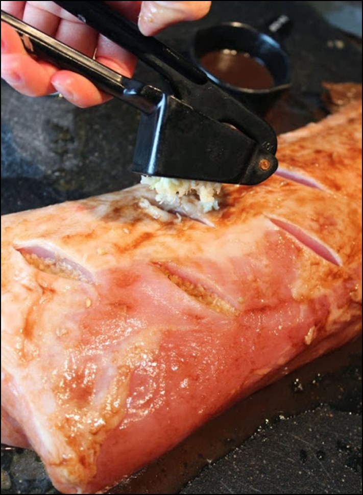 Սովորում ենք պատրաստել ամենահամեղ խոզի միսը՝ սխտորով և հազրեվարդով